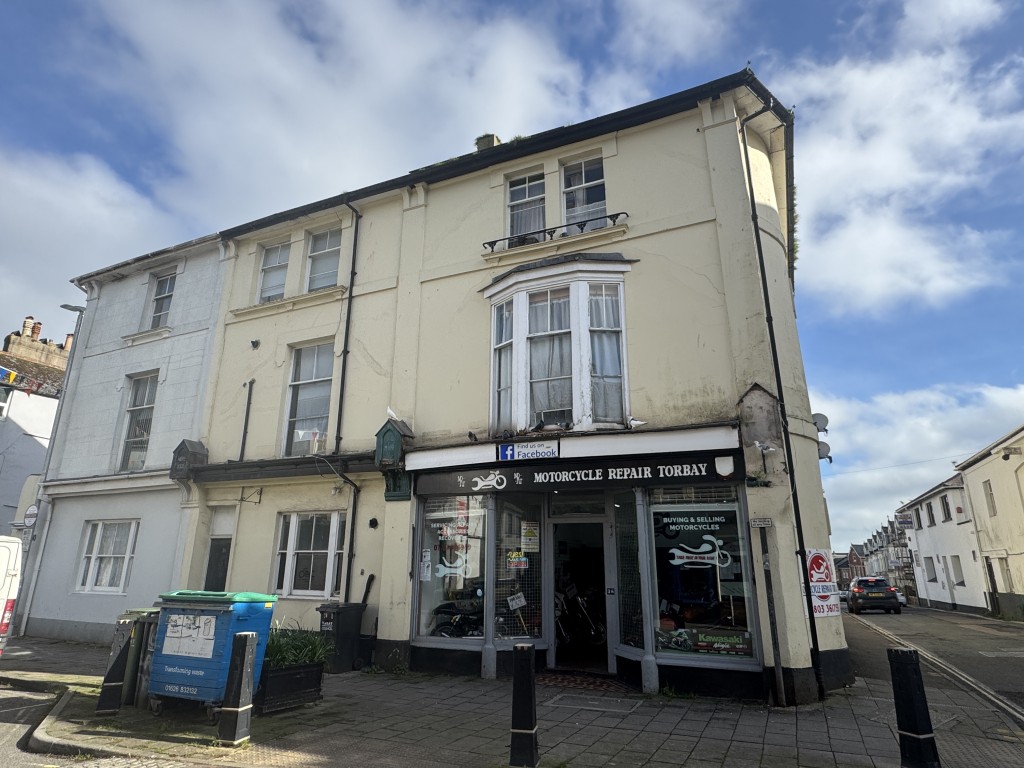 Lot: 124 - FULLY LET RESIDENTIAL INVESTMENT COMPRISING TEN FLATS WITH CAR PARK - Front of the property